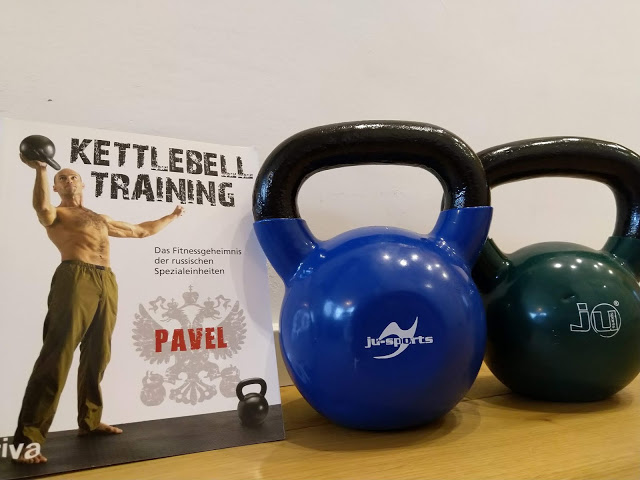Kettlebell Training von Pavel mit zwei Vinyl-Kettlebells