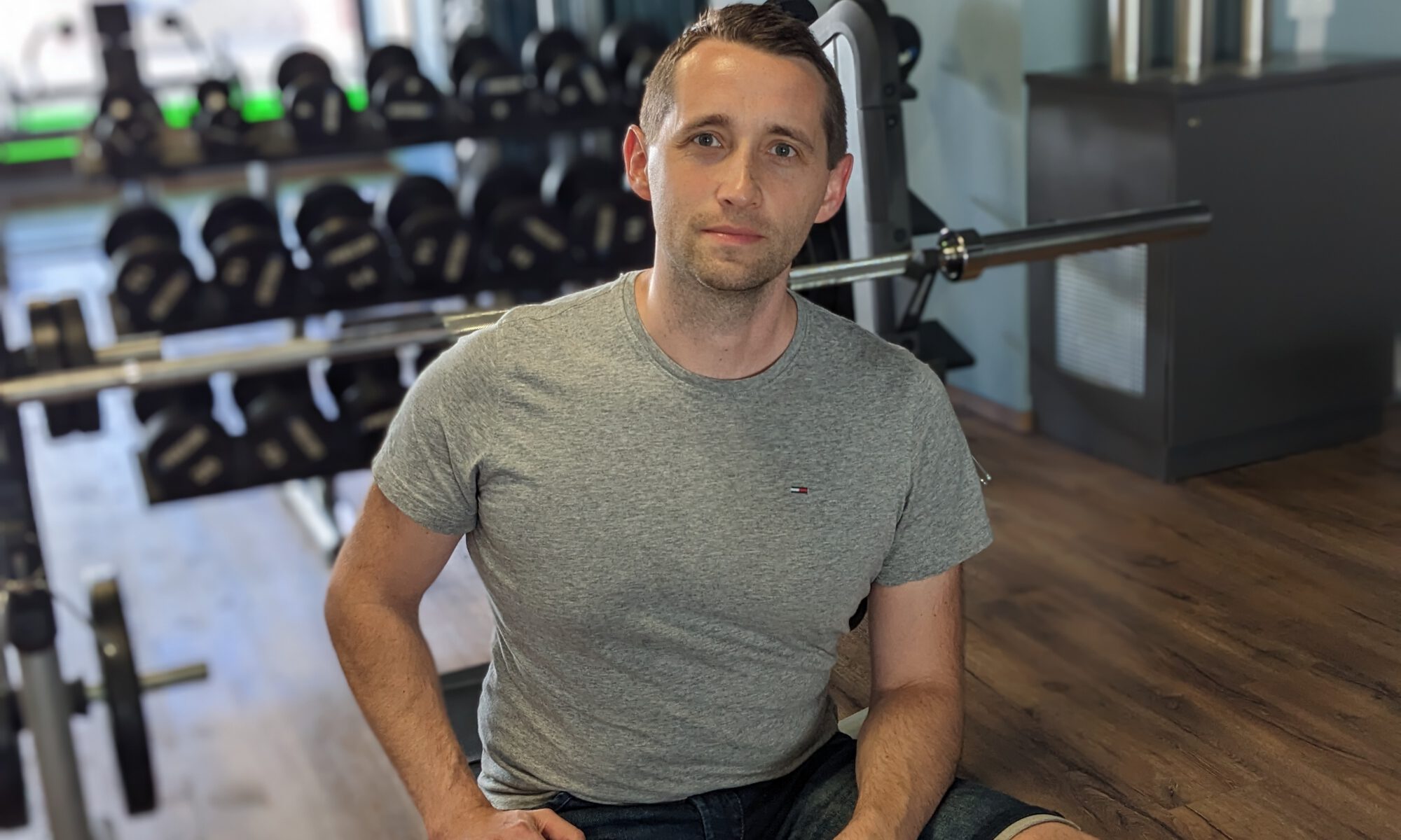 Sascha auf Hantelbank bei Fitplus